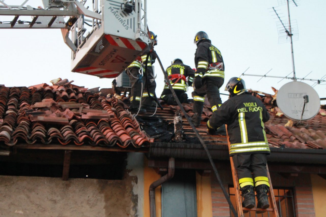 Incendio a Gorgonzola tetto di una cascina in fumo FOTO