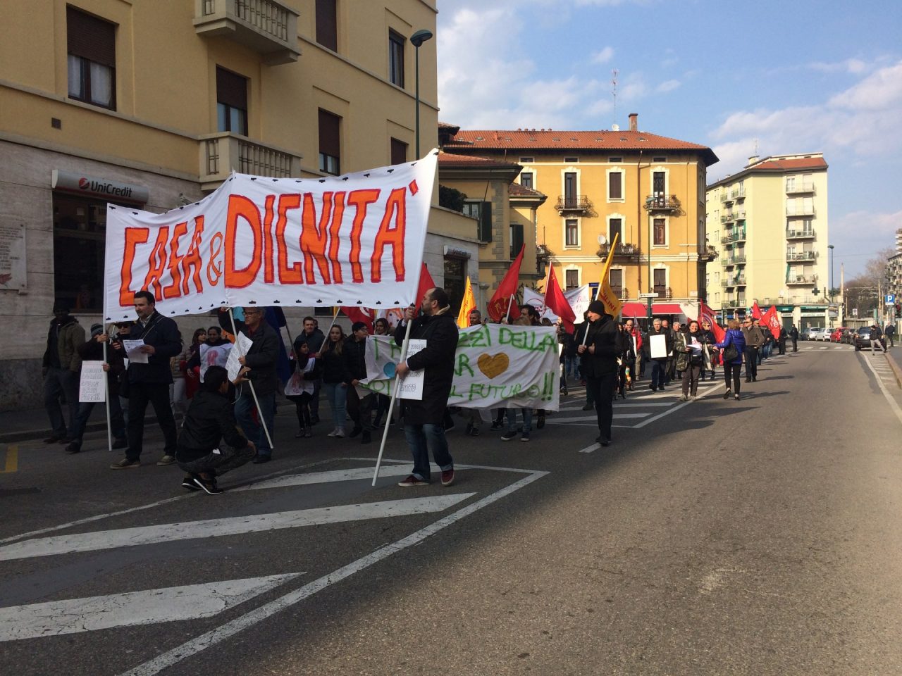Sfrattati in piazza per il diritto alla casa