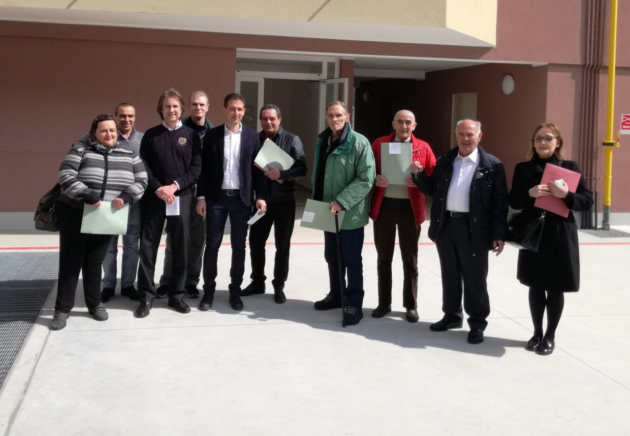Emergenza abitativa: consegnati i primi alloggi nell’ex casa di plastica