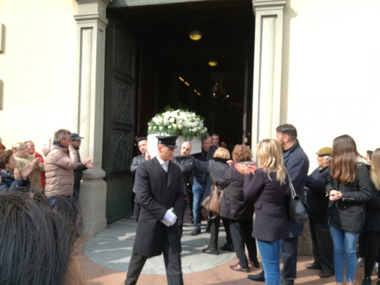 Lele Joker una folla per i funerali del piccolo youtuber vinto dalla malattia