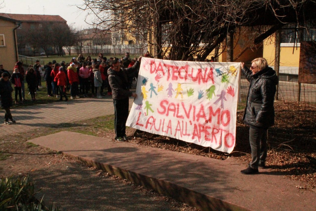 Manifestazione a scuola per salvare l’aula fiorita e all’aperto
