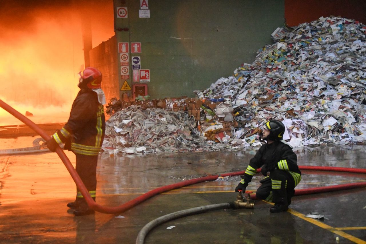 incendio alla cartiera cologno
