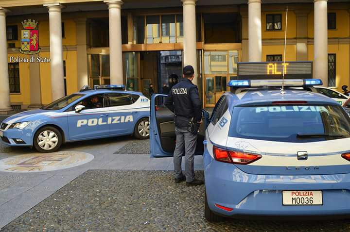 Pubblica foto su Facebook: il marito la picchia