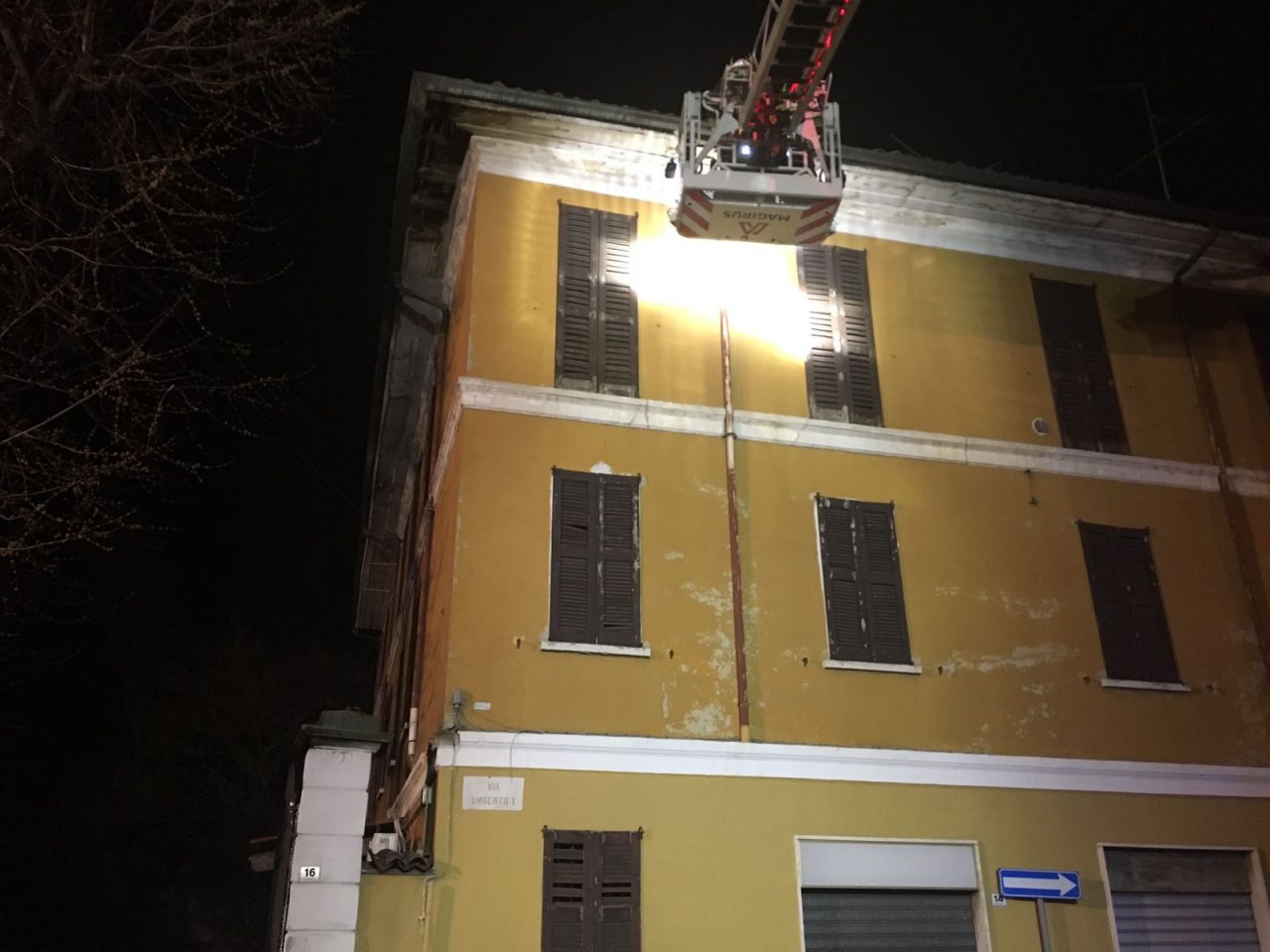 Cade cornicione a Pessano, strada chiusa