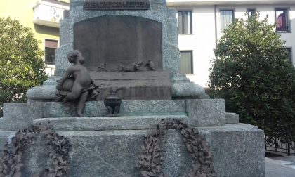 Ripulita la statua di piazza Vittoria i caduti tornano a risplendere FOTO