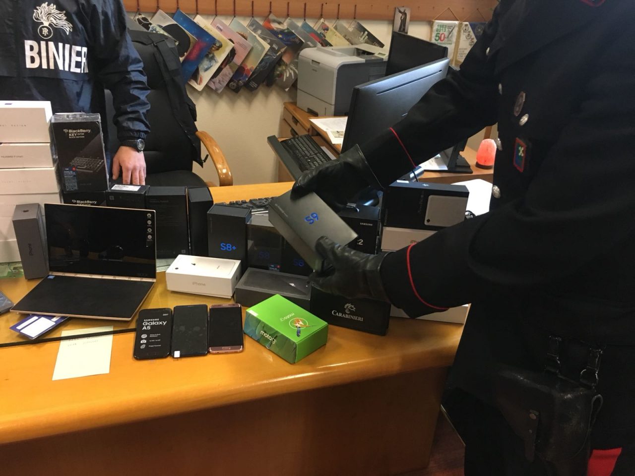 Furti nei negozi di telefonia fermati gli autori FOTO