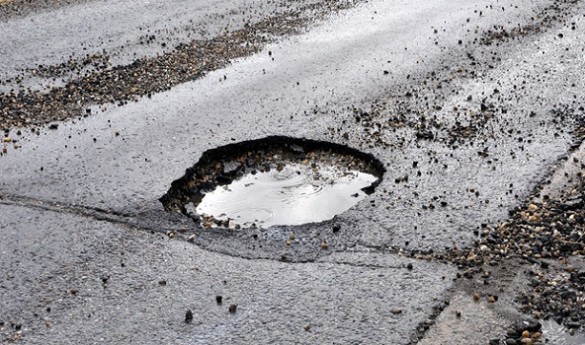 Buche sulle strade ecco cosa fare se l’auto subisce un danno per tentare il risarcimento