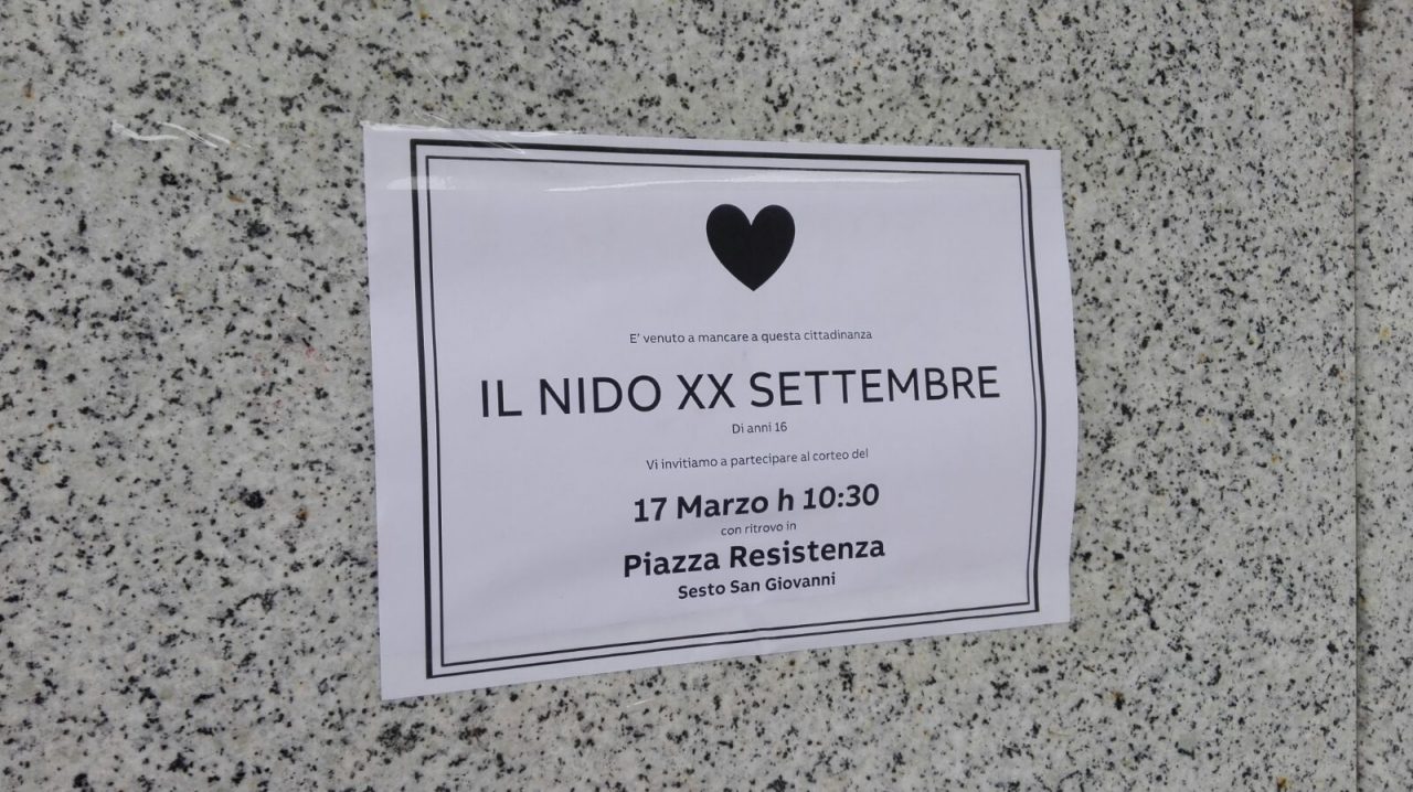 “Funerale” per l’asilo nido chiuso dal Comune: corteo di protesta