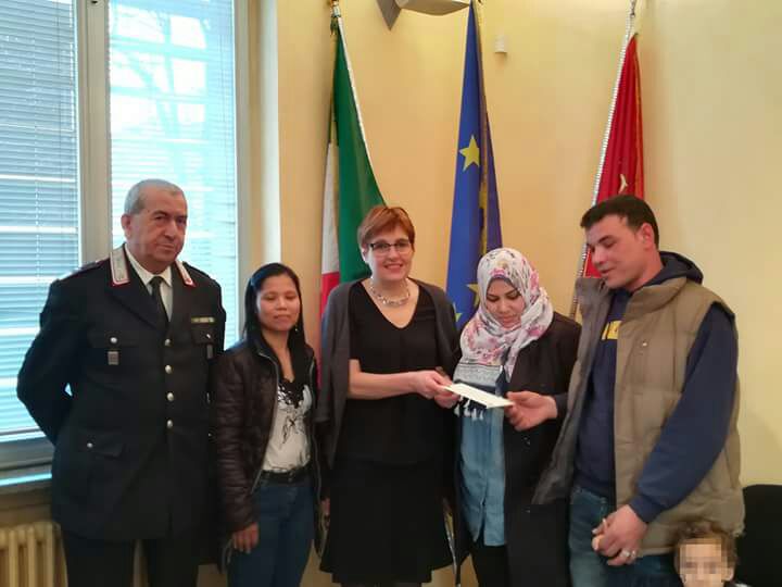 Riconsegna portafoglio con mille euro: egiziano in Comune dal sindaco