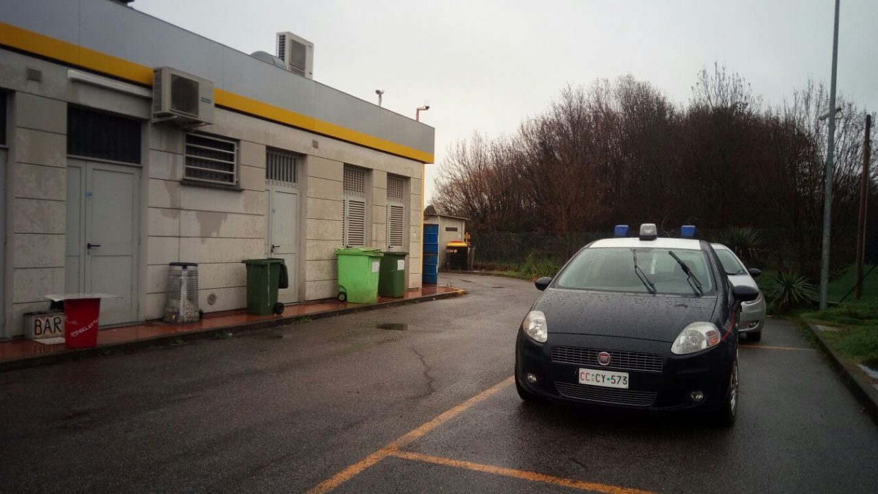 Furto al benzinaio, rubati contanti, sigarette e gratta e vinci