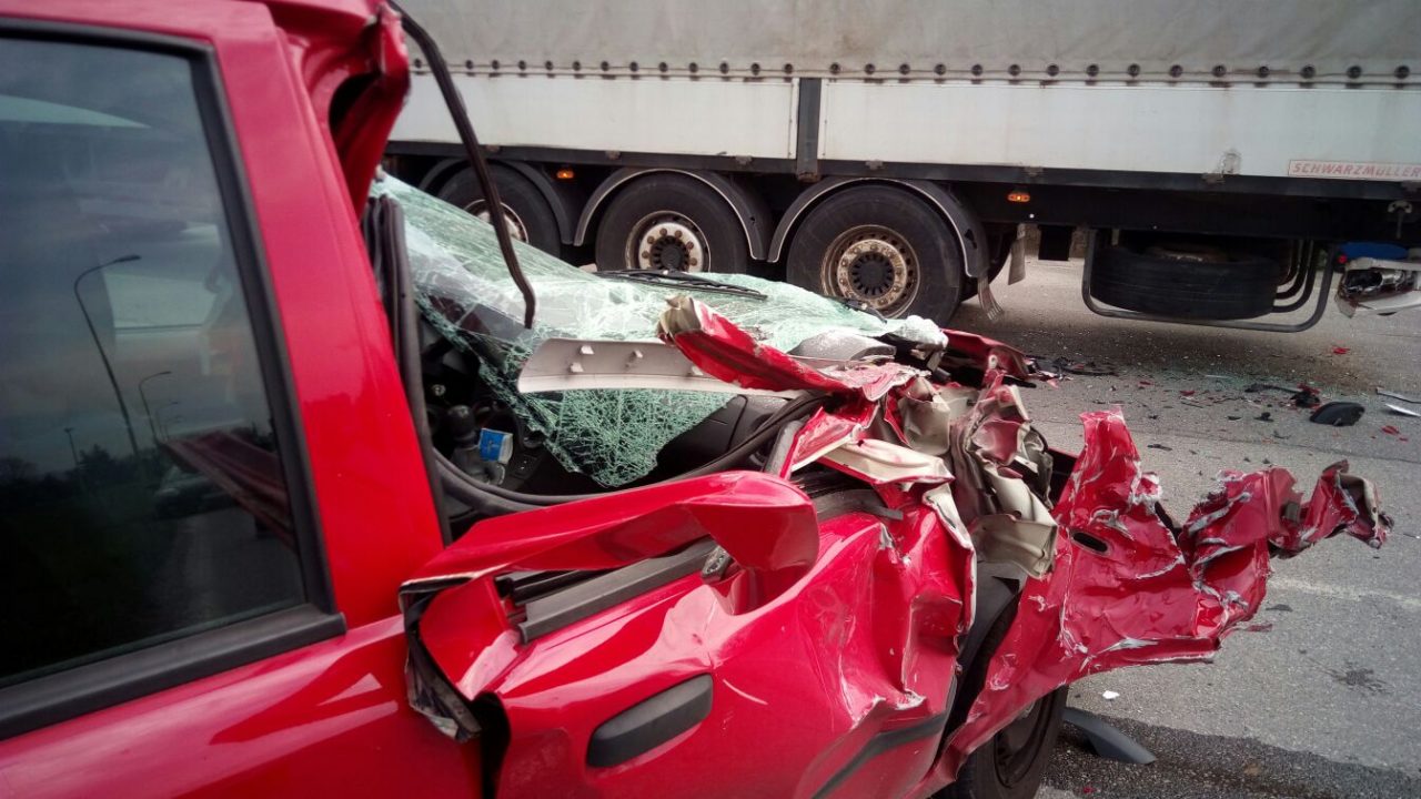 Schianto tra auto e tir a Badalasco FOTO