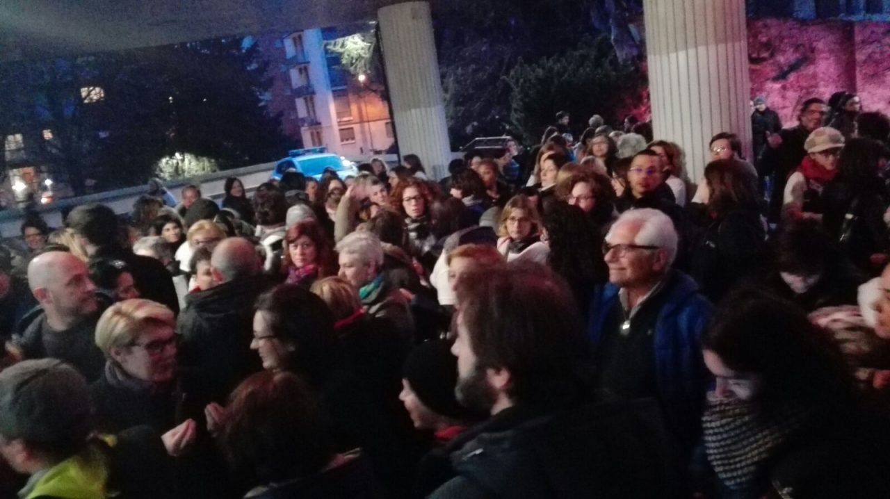 Commissione nidi a porte chiuse: “Grave tenere fuori le famiglie”