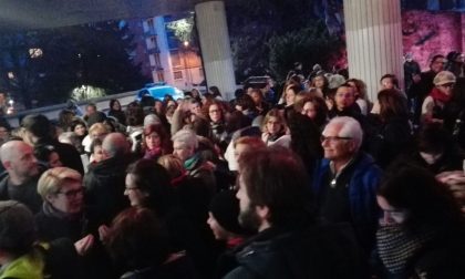 Urla e "spintoni" davanti al Comune: sindaco scortato da Polizia e vigili IL VIDEO