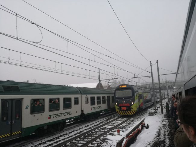 Treno fermo per tre ore, pendolari e Adiconsum chiedono il rimborso