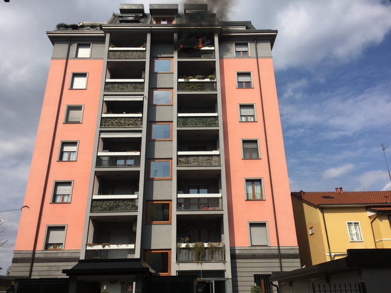Incendio in una palazzina a Vimodrone