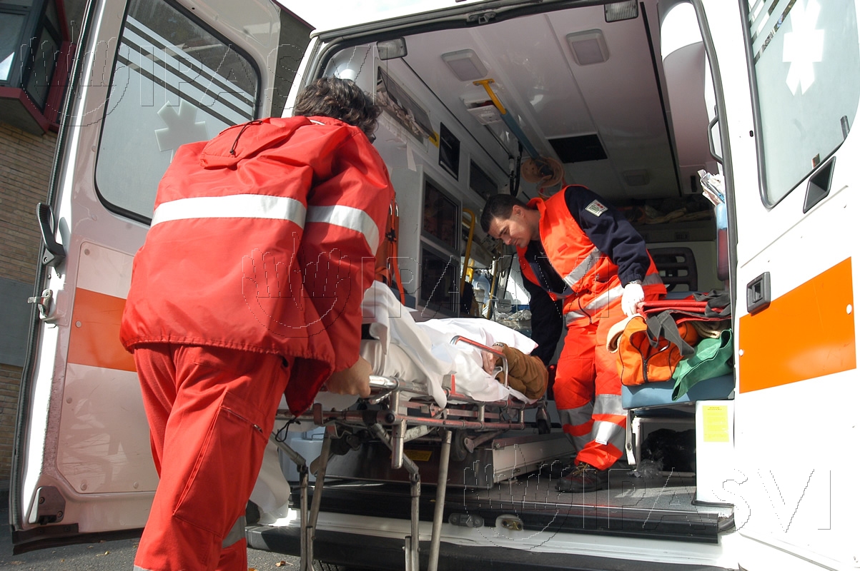 Cade dal balcone mentre pulisce le tende, muore sessantenne