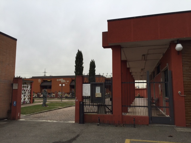 Loculo puzzolente, il sindaco chiude il cimitero