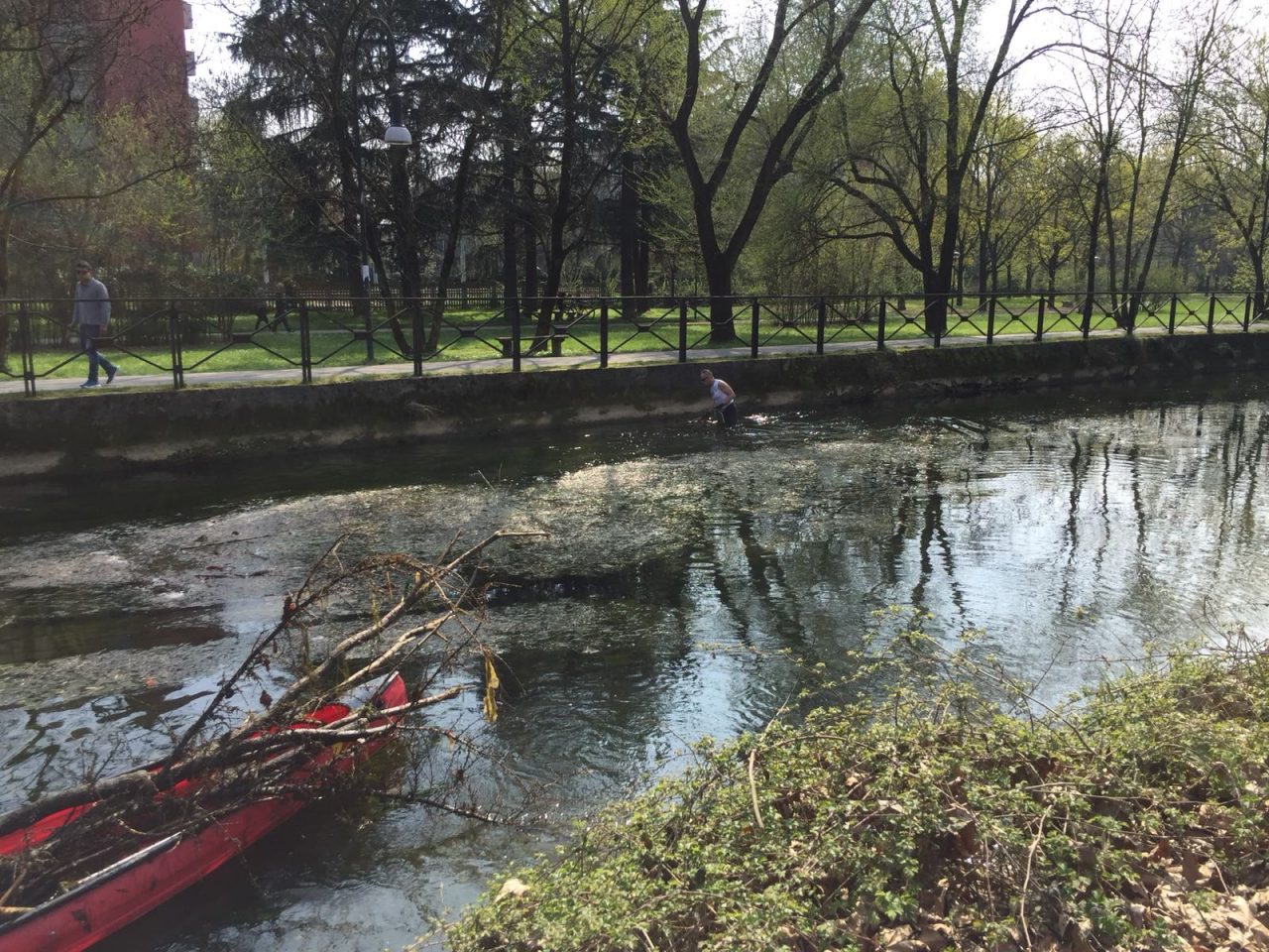 Dal Naviglio riaffiora… la stola di un prete
