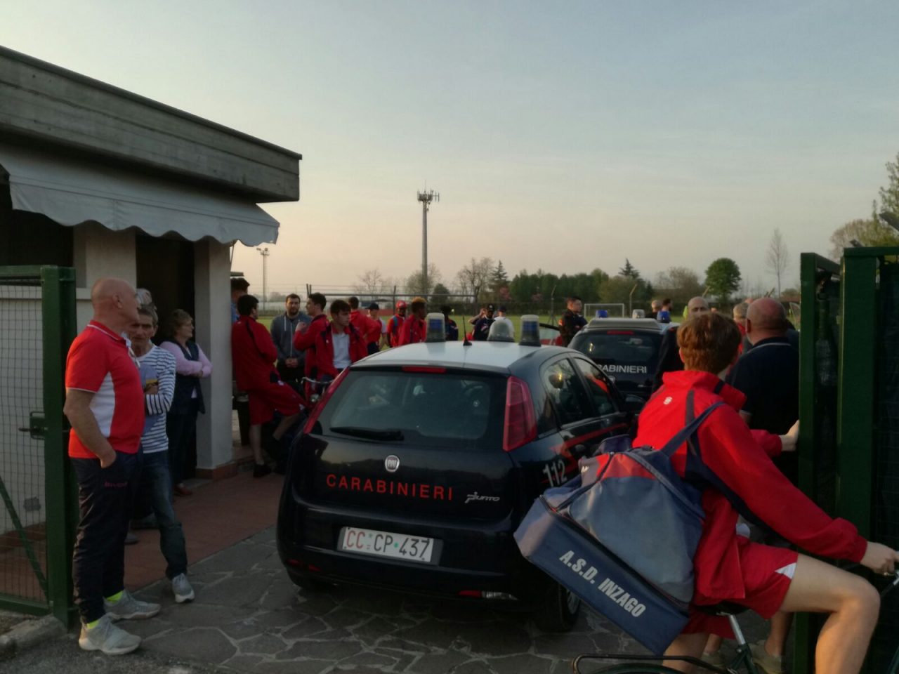 Calcio giovanile tra insulti razziali e lanci di bottiglie