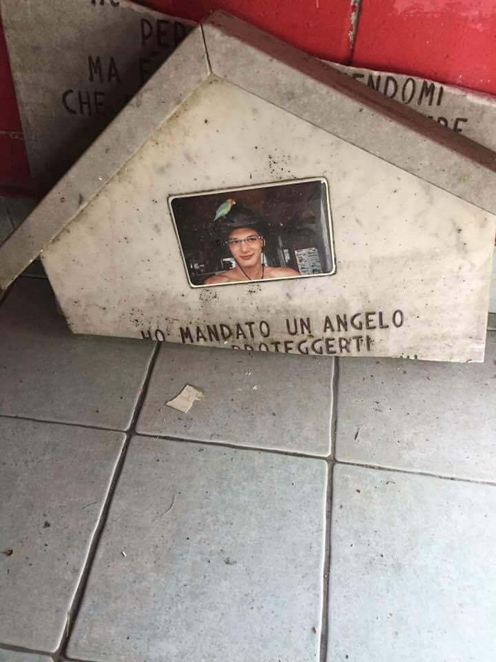 Lapide di un giovane morto in strada spaccata in due