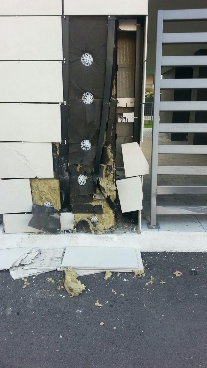 Fa un incidente e va a sbattere contro un condominio
