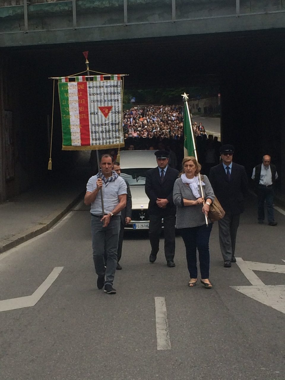 In centinaia per l’ultimo saluto a Gio’ Pietra