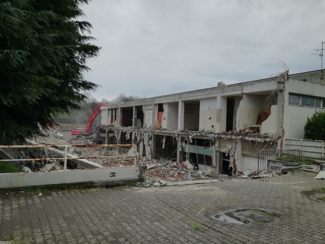 Piscina vecchia è iniziata la demolizione… tra le polemiche