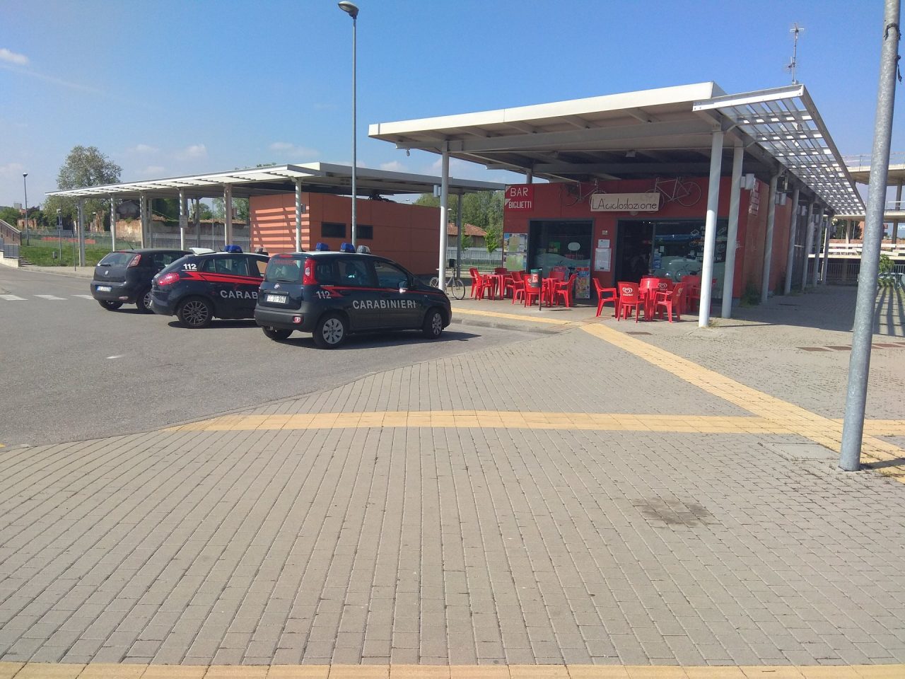 Armato di sciabola nel bar della stazione