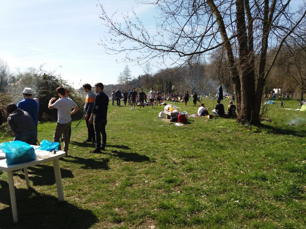 Pienone per il pic nic sull’Adda. “Peccato non ci siano i bagni”