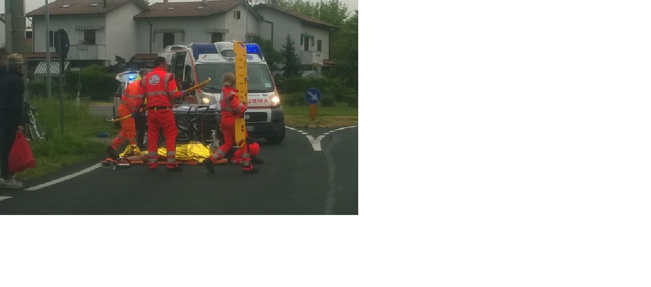 Grave incidente, 87enne cade dalla bici Intervento in corso