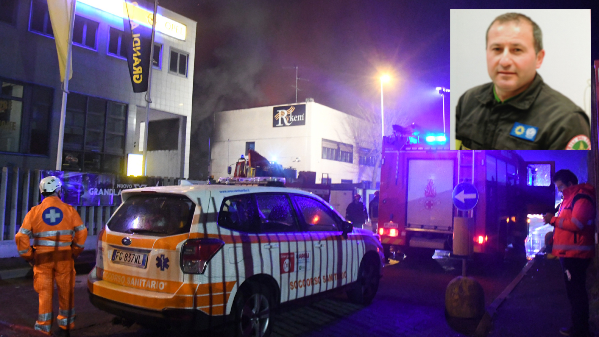 Vigile del fuoco muore nel crollo del capannone in fiamme a San Donato FOTO