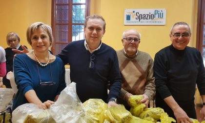 Trezzo sindaco Giunta amministratori impegnati nella consegna dei sacchi per la differenziata