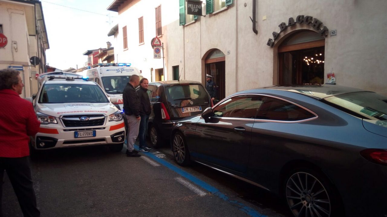 Malore al bar, si accascia mentre sta per bere il caffè FOTO