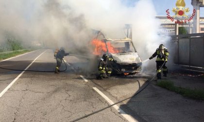 Incendio furgone questa mattina a Vignate salvo il conducente