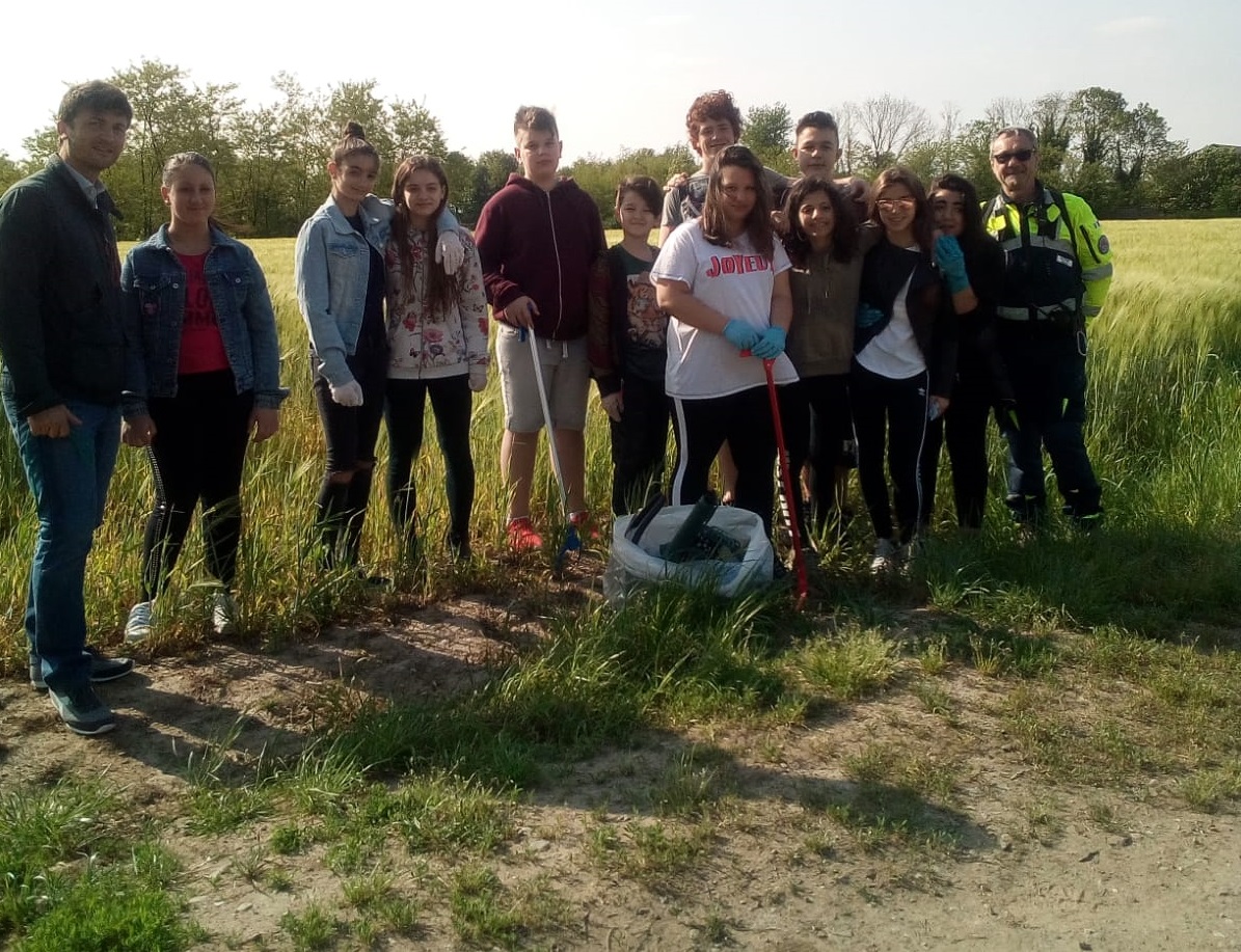 Trezzano scolari spazzini per la Giornata ecologica e non solo FOTO