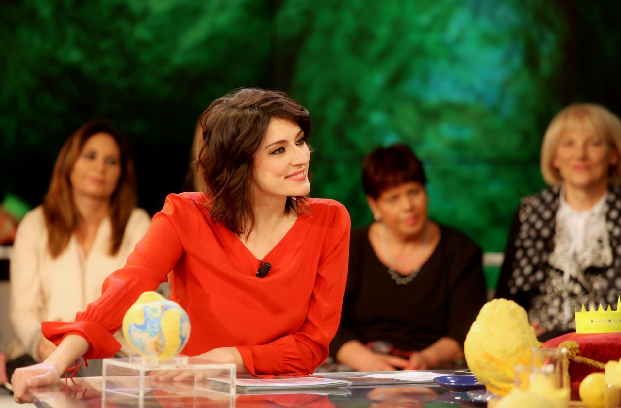 Elisa Isoardi sbarca a Peschiera Borromeo con il programma di Rai Uno “Buono a sapersi”