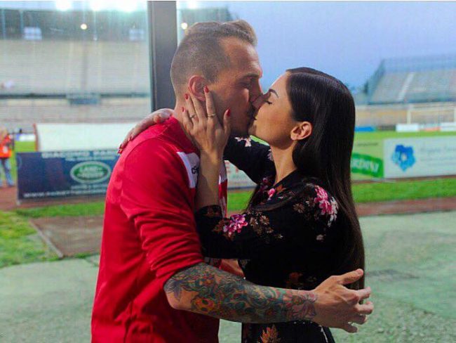 Proposta di matrimonio sul campo da calcio VIDEO