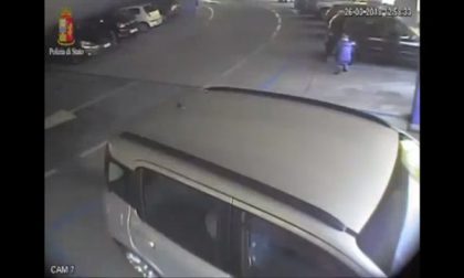 Vigile del fuoco piromane incendia l’auto dell’ex compagna VIDEO