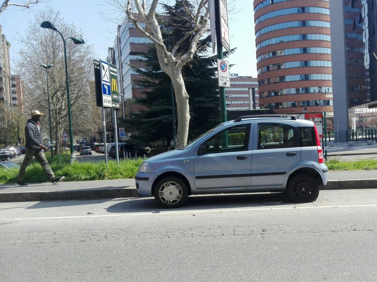 Auto colpisce due macchine in sosta e si ribalta