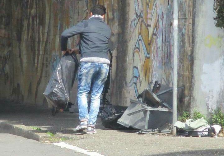 Fotografato mentre scarica abusivamente rifiuti