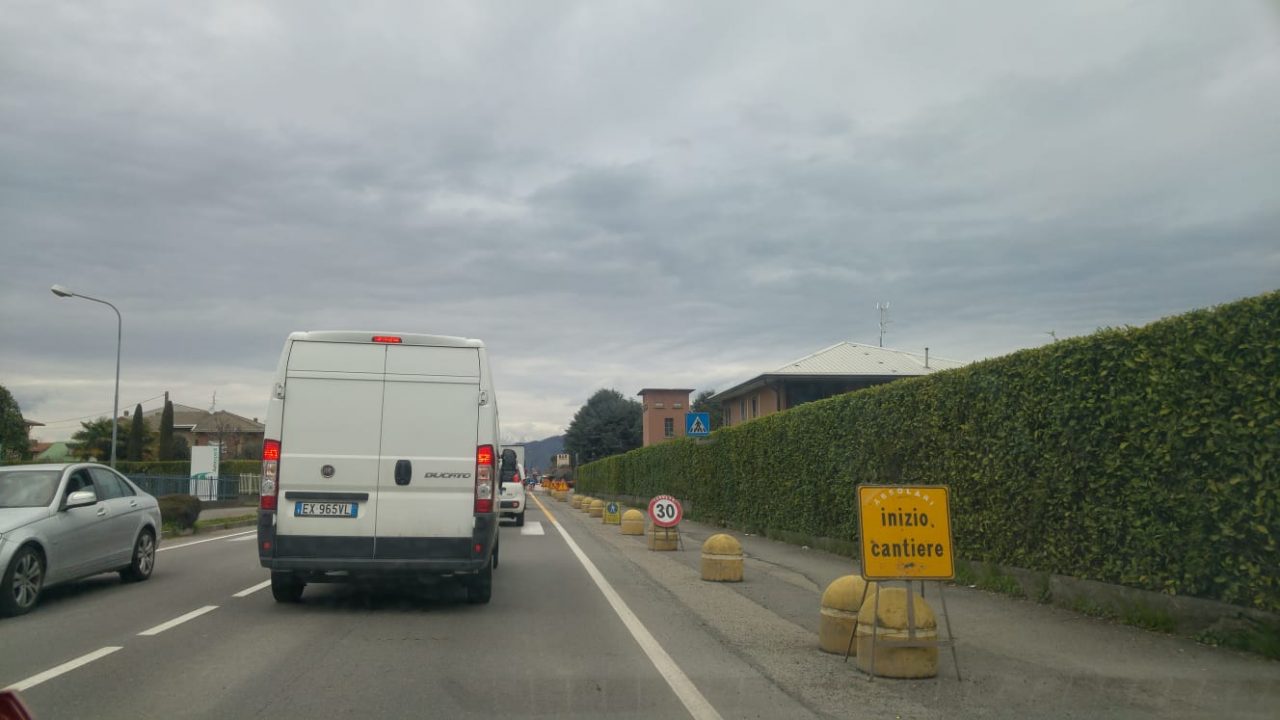 Traffico bloccato sulla Rivierasca a causa di un cantiere
