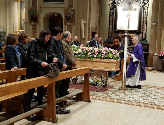 Resta orfana a 17 anni e viene “adottata” da due mamme