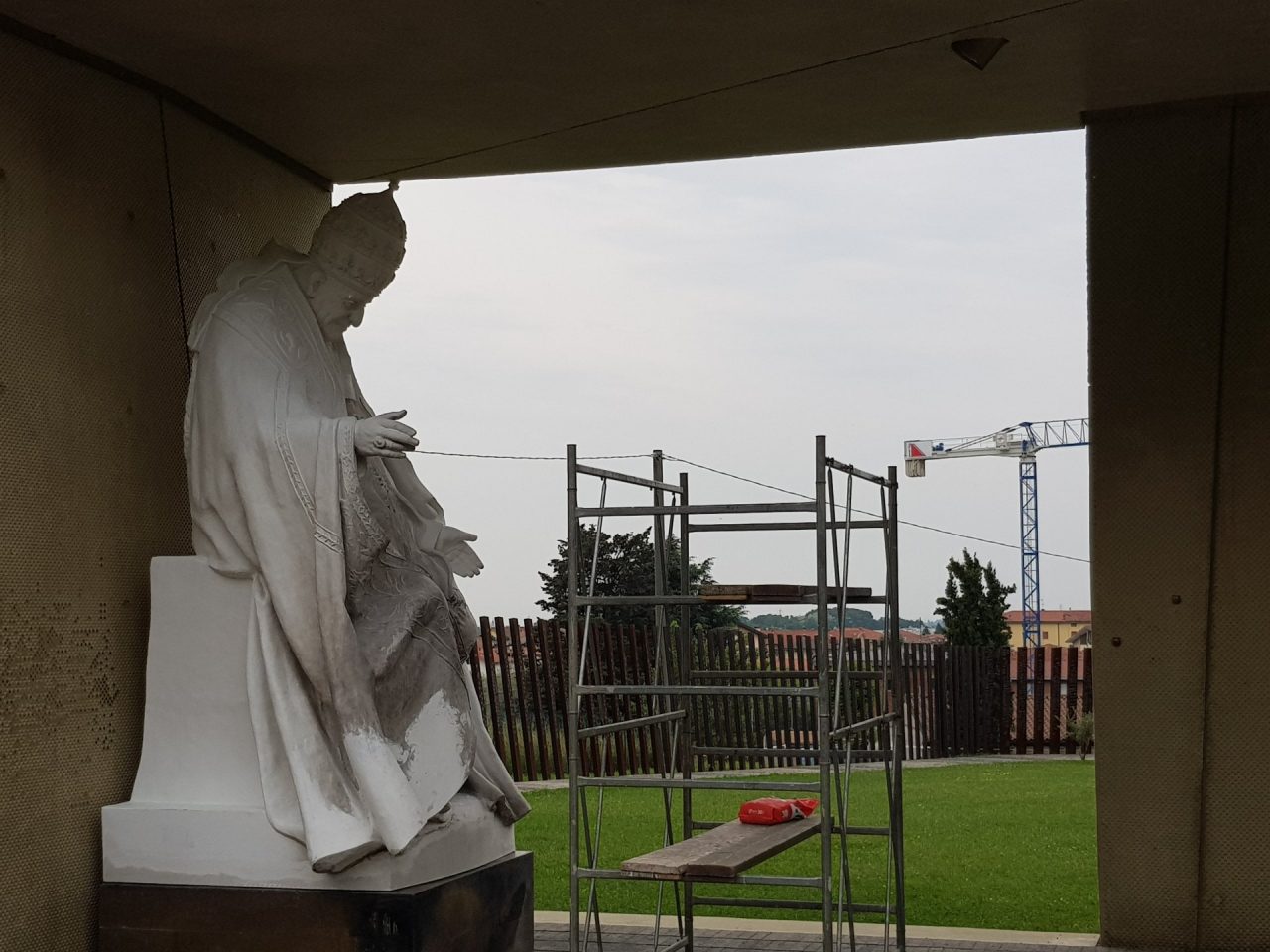Danneggiata statua di papa Giovanni XXIII nel Giardino della Pace FOTO