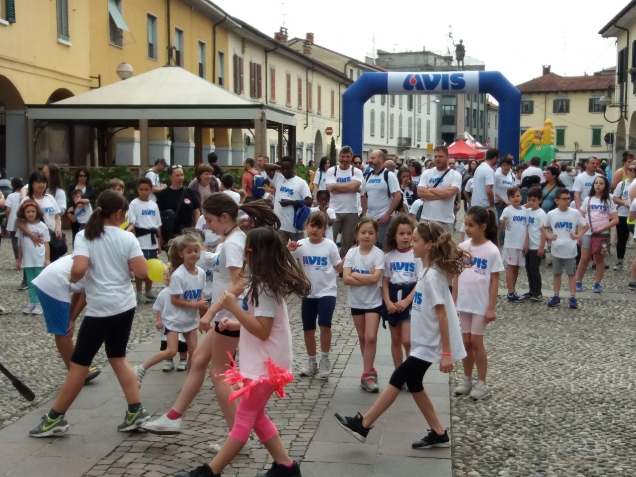 Melzo Centinaia di famiglie alla marcia delle pecorelle FOTO
