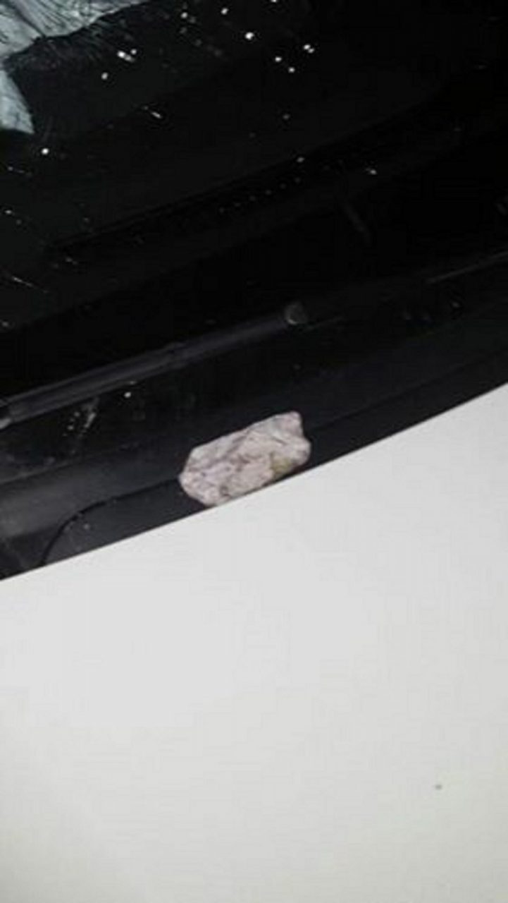 Colpito da un sasso dal cavalcavia viene pure multato