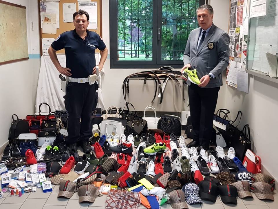 Blitz anti venditori abusivi: maxi sequestro in metropolitana