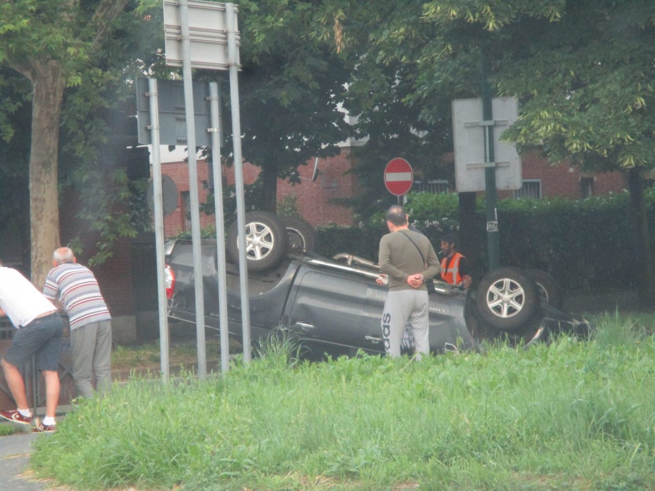 Violento schianto, Pick-up si ribalta: tragedia sfiorata