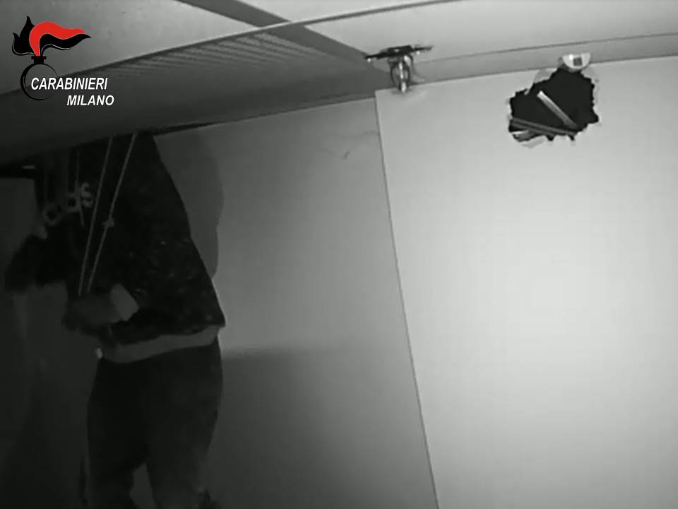 Furto in gioielleria: tentano il colpo nel caveau, arrestati due ladri