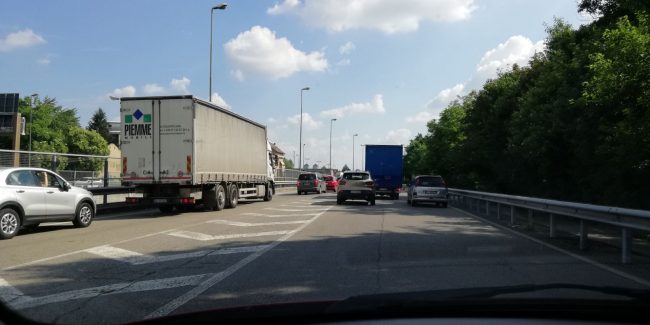 L’incidente in tangenziale causato da un’auto contromano