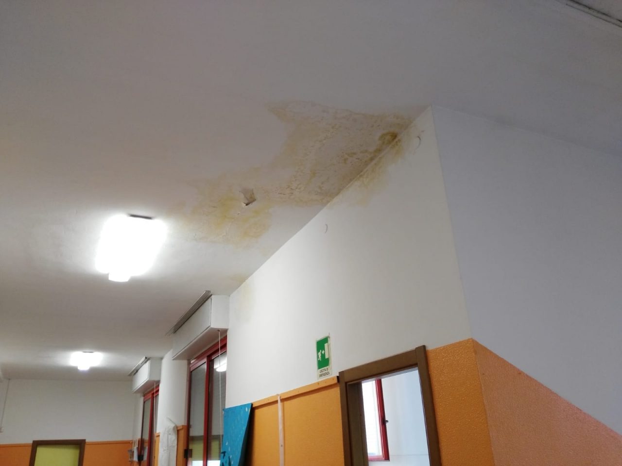 Piove sulla testa dei bambini a scuola
